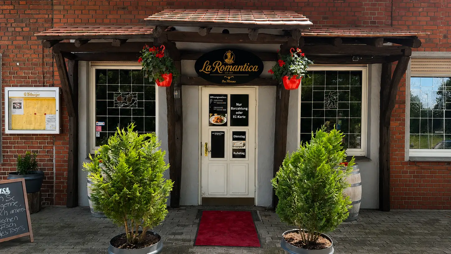 Ristorante La Romantica – Eingang mit Schild und Außenbestuhlung in Münster-Hiltrup
