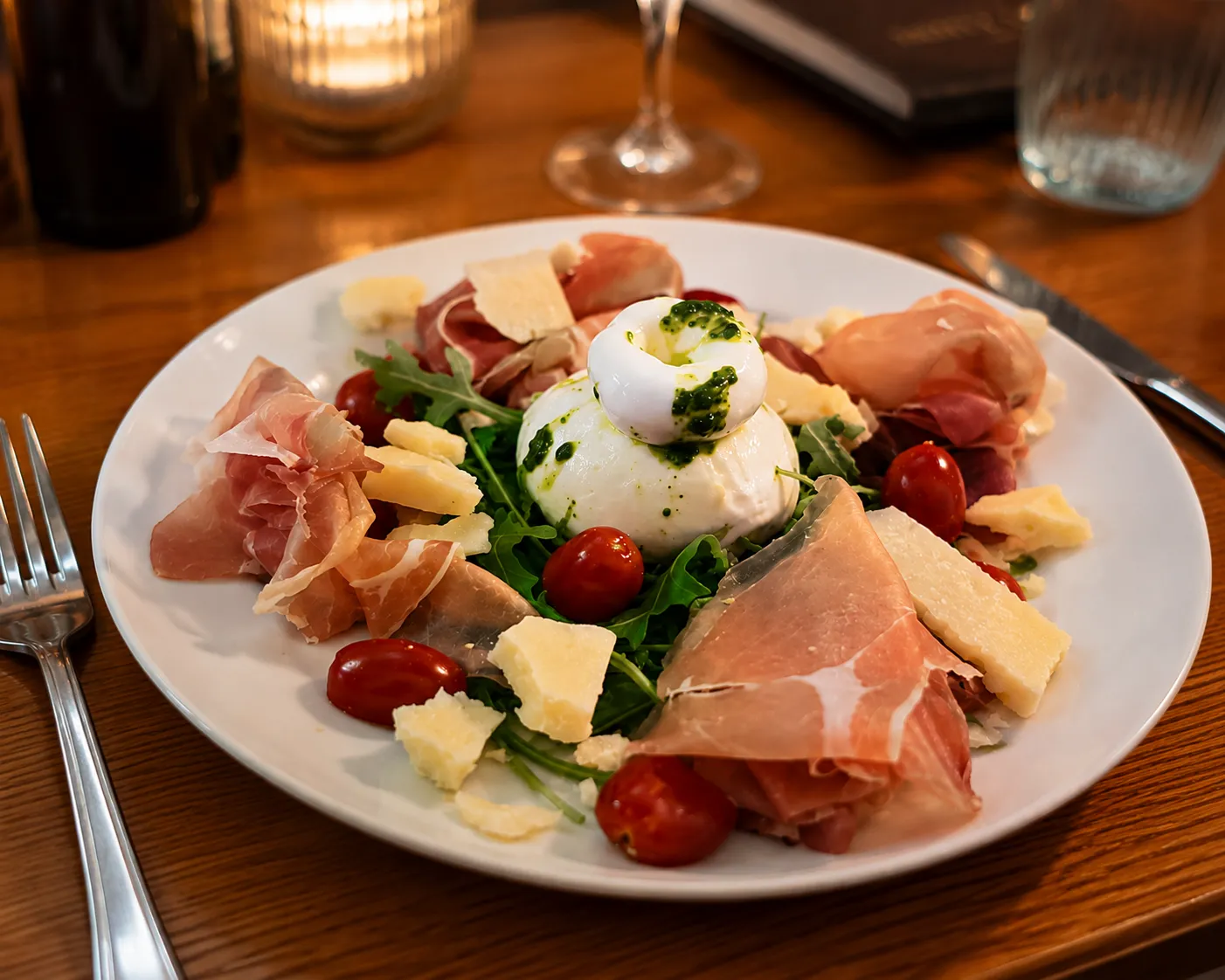 Burrata mit Parmaschinken, Rucola und Tomaten